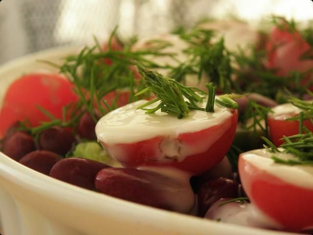 Warstwowa sałatka z brokułem.