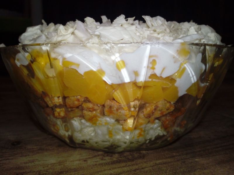 Warstwowa sałatka z brzoskwiniami Warstwowa sałatka z brzoskwiniami