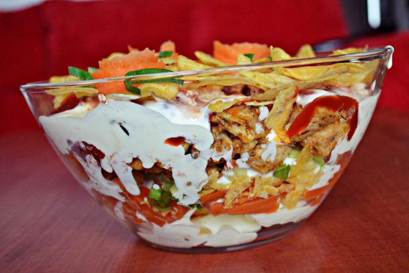 Warstwowa sałatka z chipsami i kurczakiem