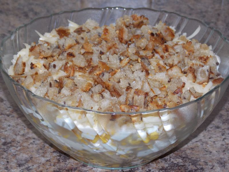 Warstwowa sałatka z grzankami