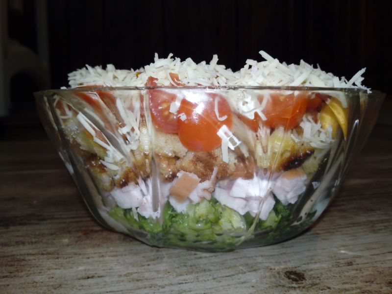 Warstwowa sałatka z grzankami