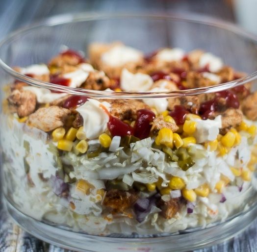 Warstwowa sałatka z kurczakiem