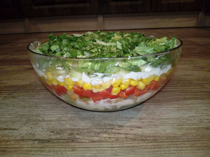 Warstwowa sałatka z kurczakiem