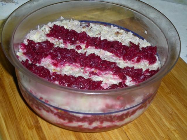 Warstwowa salatka z kwaszonych buraków. Warstwowa salatka z kwaszonych buraków.
