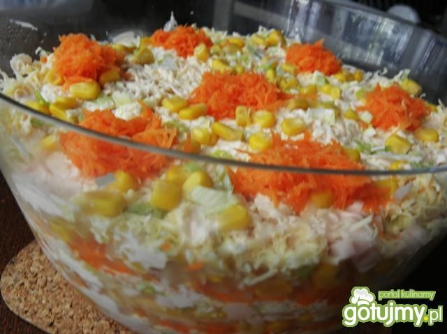 Warstwowa sałatka z marchewką. Warstwowa sałatka z marchewką.