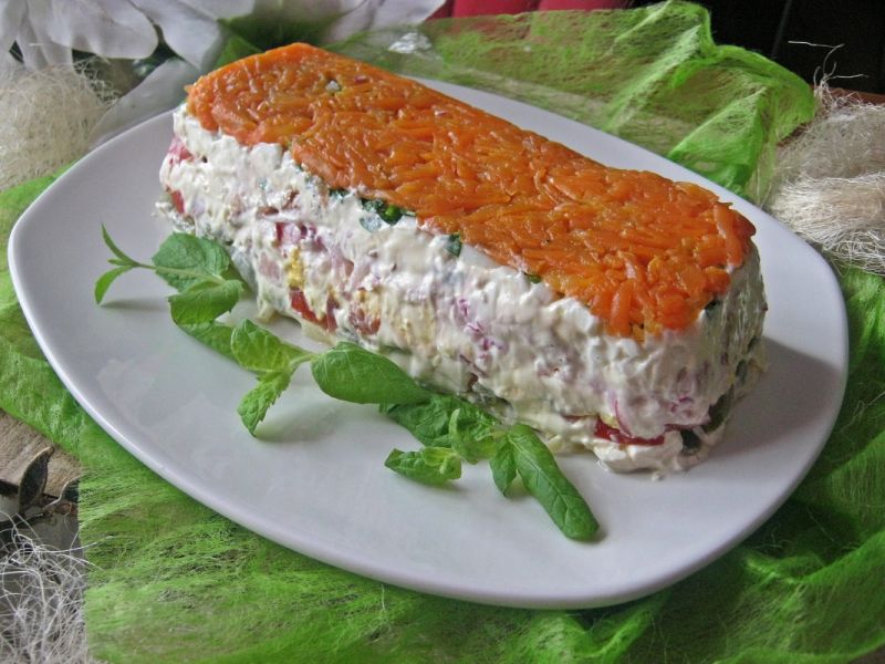 Warstwowa sałatka z nowalijkami