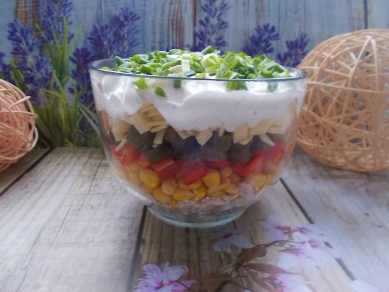 Warstwowa sałatka z piersią kurczaka i serem