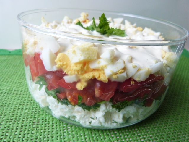 Warstwowa sałatka z pomidorami i serem