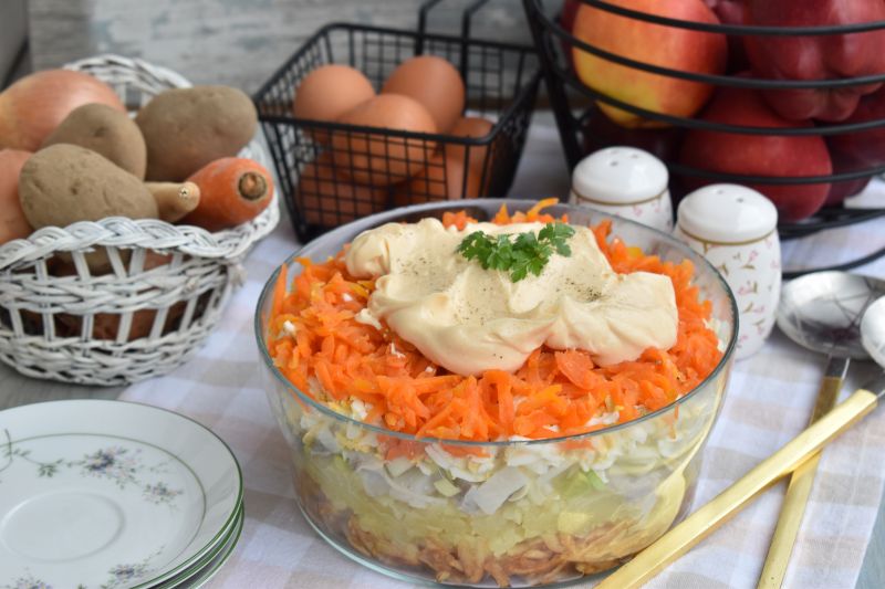 Warstwowa sałatka z porem i śledziami