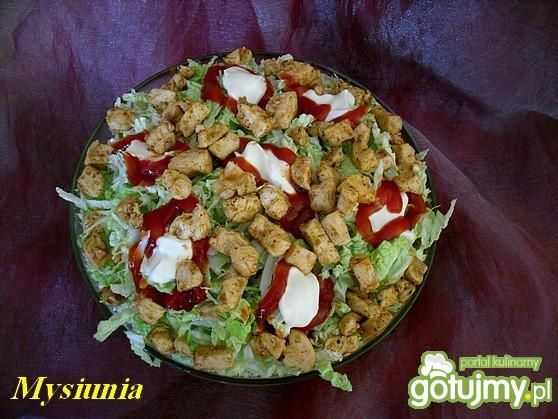 Warstwowa sałatka z ryżem i kurczakiem