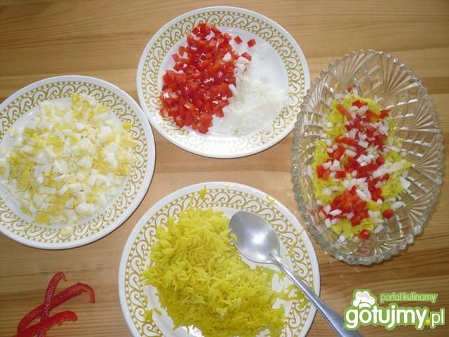 Warstwowa sałatka z ryżem i papryką