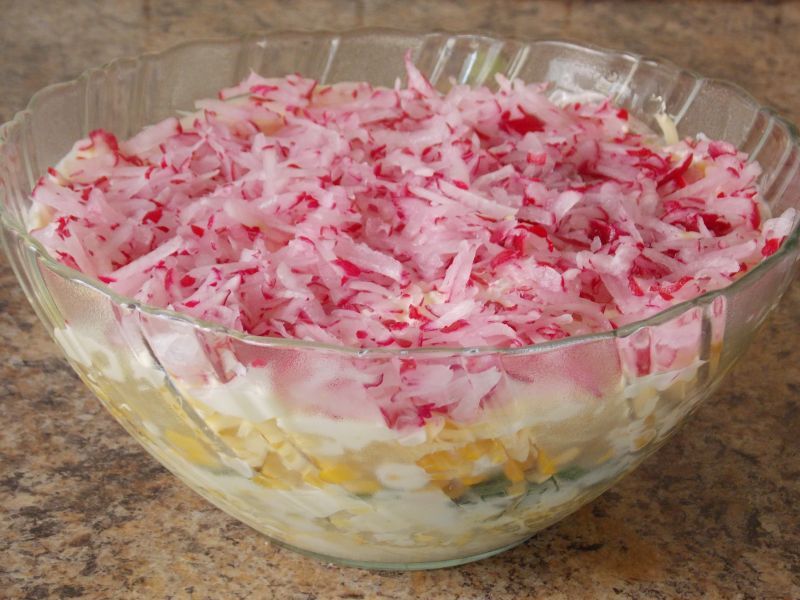 Warstwowa sałatka z rzodkiewką