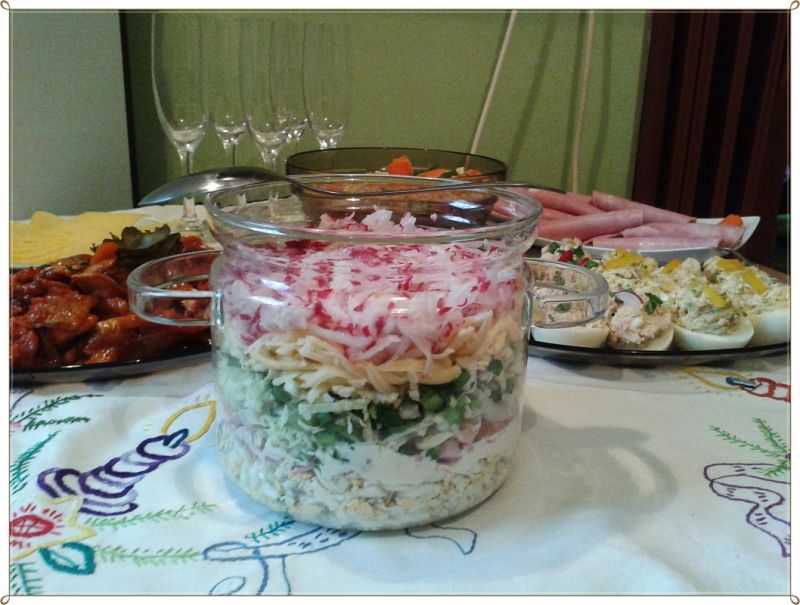 Warstwowa sałatka z rzodkiewką i jajkami 