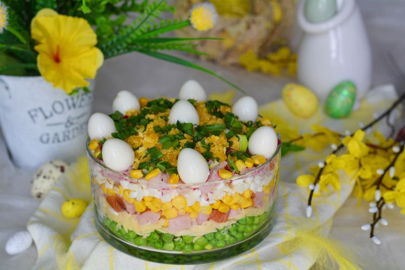 Warstwowa sałatka z rzodkiewką, szynką i jajkami Warstwowa sałatka z rzodkiewką, szynką i jajkami