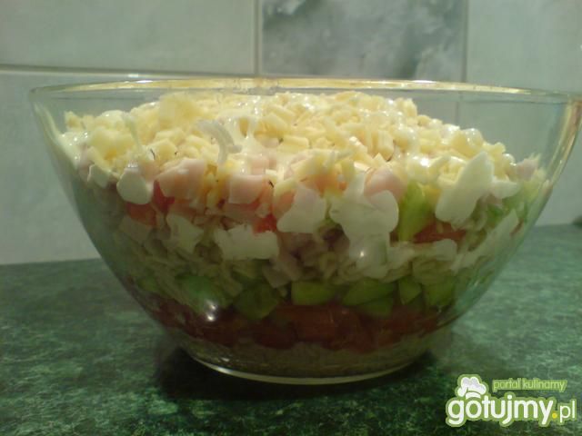 Warstwowa sałatka z szynką i makaronem Warstwowa sałatka z szynką i makaronem