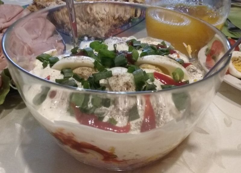 Warstwowa sałatka z szynką i selerem