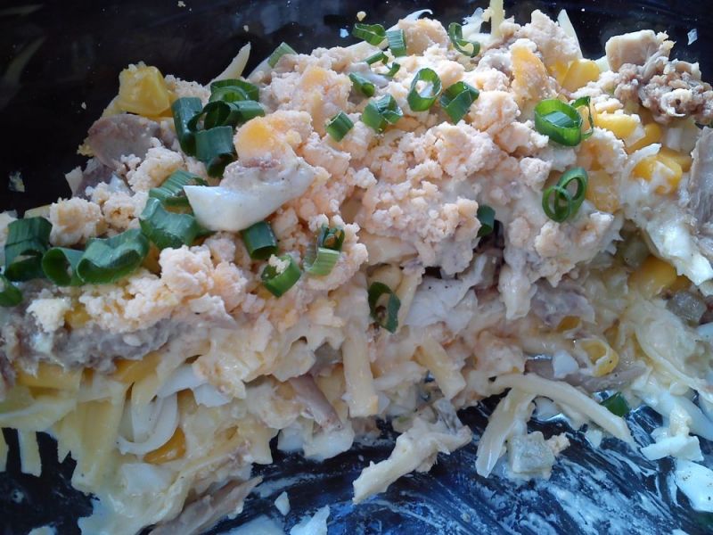 Warstwowa sałatka z tuńczykiem