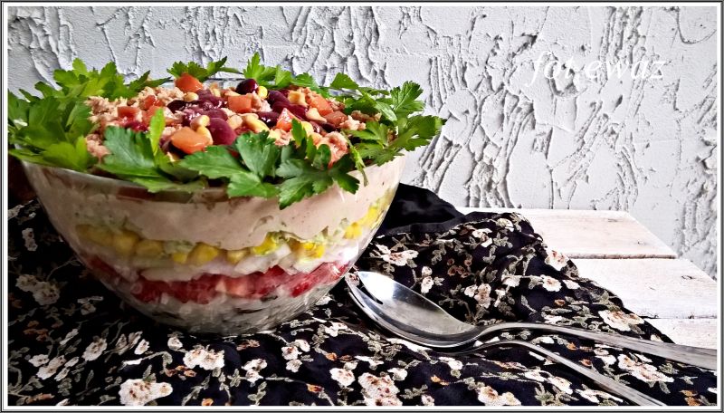 Warstwowa sałatka z tuńczykiem