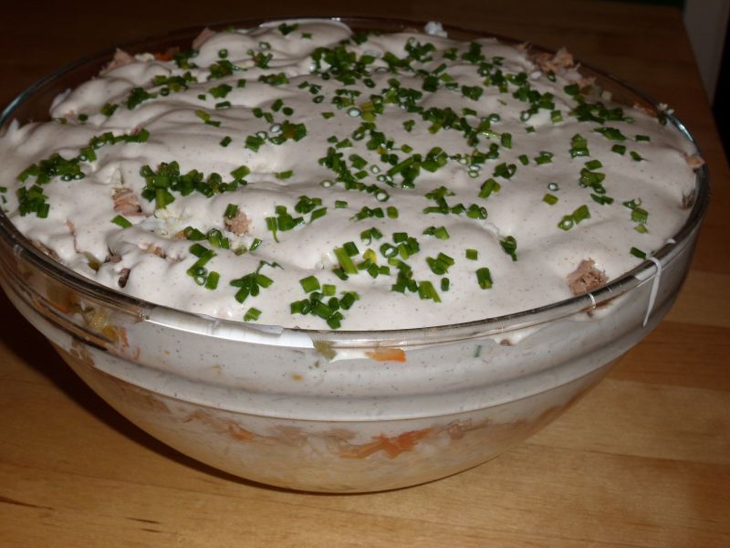 WARSTWOWA SAŁATKA Z TUŃCZYKIEM