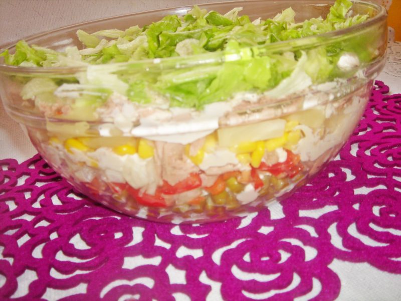 Warstwowa sałatka z tuńczykiem