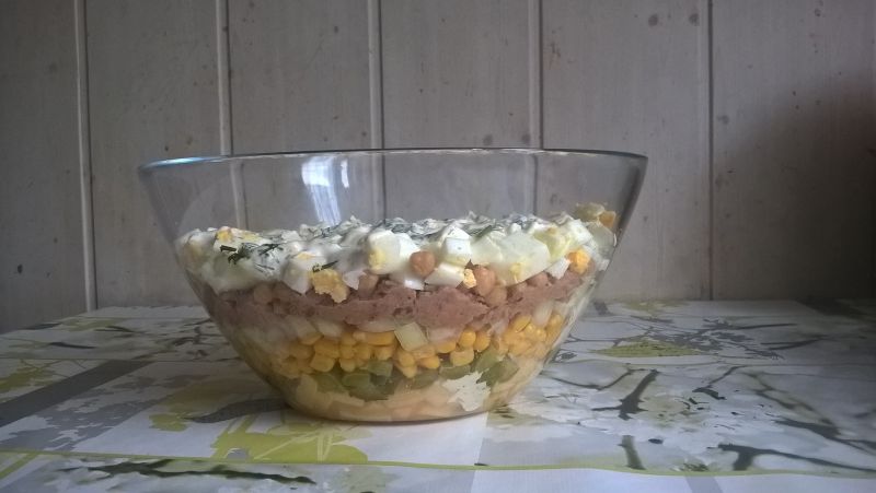 Warstwowa sałatka z tuńczykiem i ciecierzycą Warstwowa sałatka z tuńczykiem i ciecierzycą