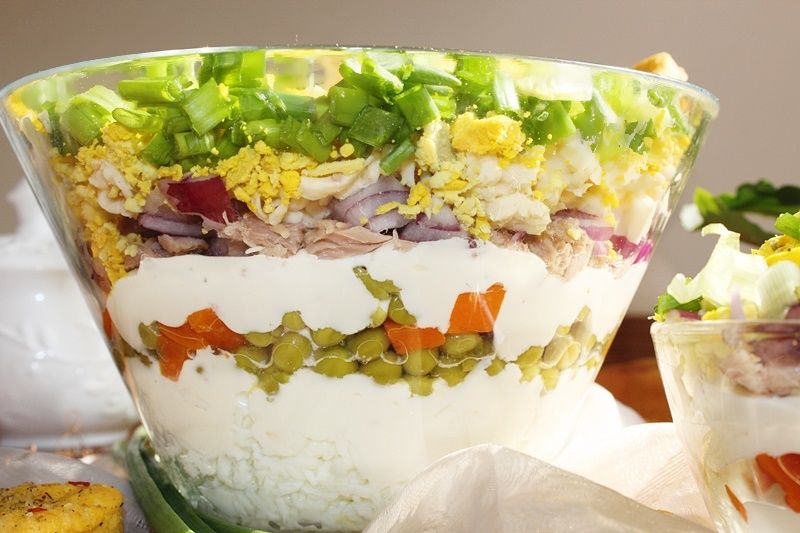 Warstwowa sałatka z tuńczykiem i serkiem topionym