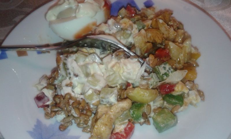 Warstwowa sałatka z uprażonym słonecznikiem