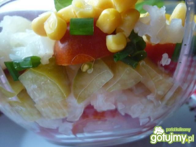 Warstwowa sałatka z warzyw.