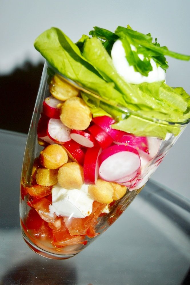 Warstwowa sałatka z warzyw i groszkiem ptysiowym