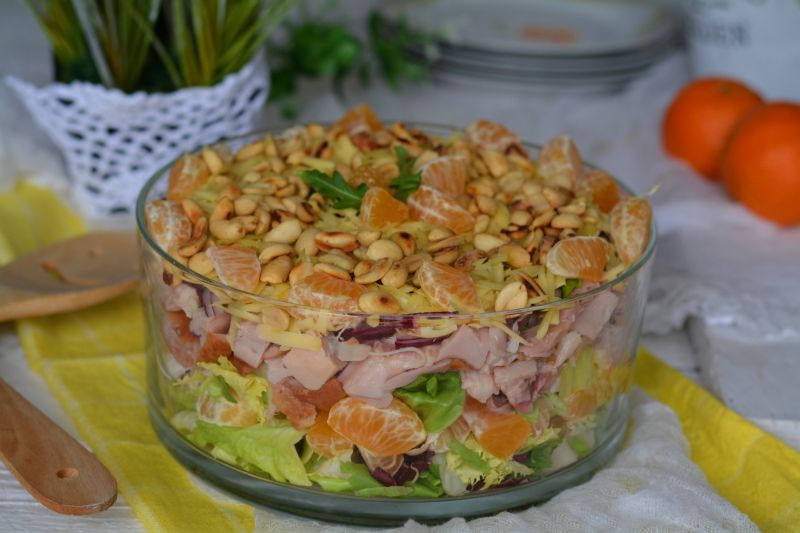 Warstwowa sałatka z wędzonym kurczakiem i mandaryn