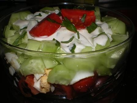 Warstwowa z jaj, pomidorów i ogórków