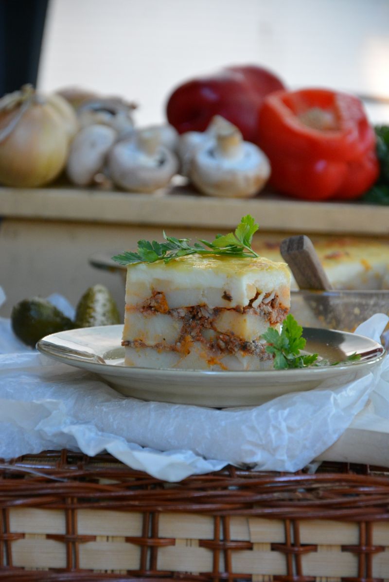 Warstwowa zapiekanka ziemniaczana z mięsem mielony