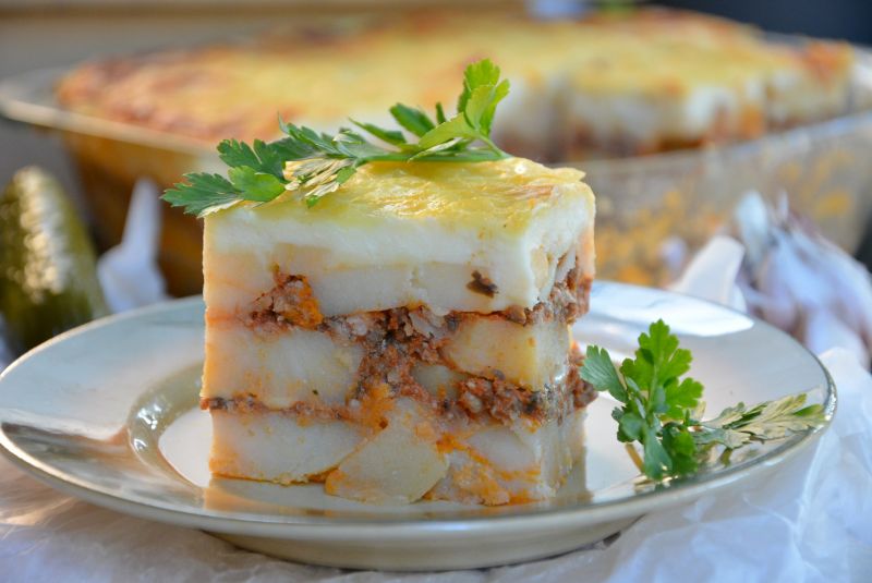 Warstwowa zapiekanka ziemniaczana z mięsem mielony