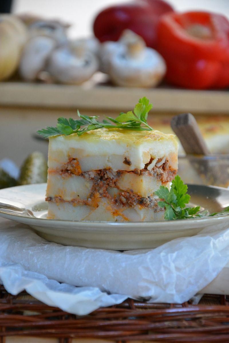 Warstwowa zapiekanka ziemniaczana z mięsem mielony