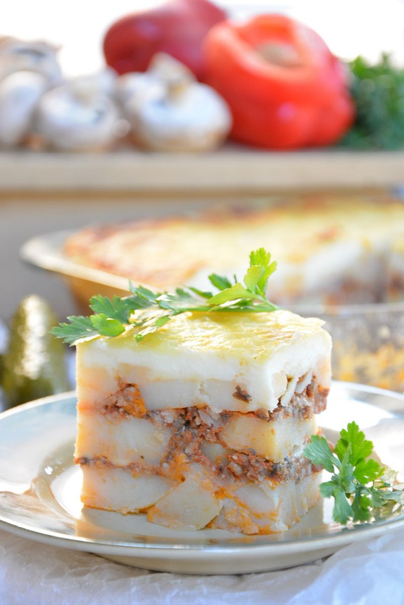 Warstwowa zapiekanka ziemniaczana z mięsem mielony