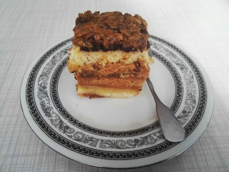 Warstwowe ciasto z owocami, krówką i słonecznikiem