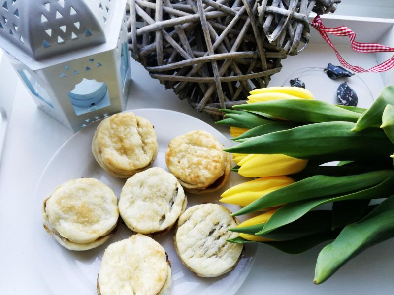 Warstwowe francuskie babeczki z bakaliami