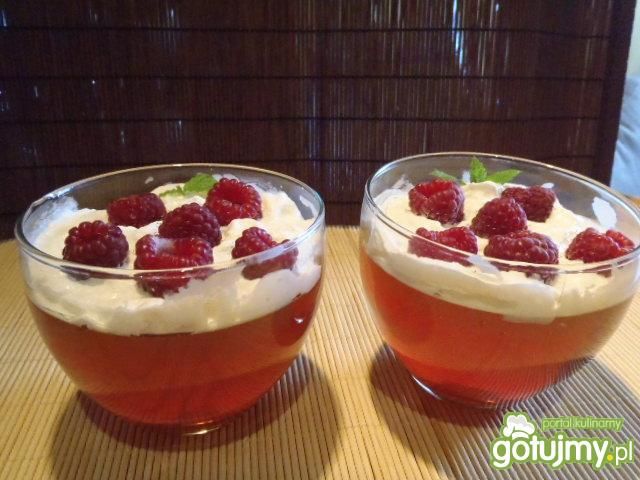 Warstwowy deser galaretkowy szpileczki