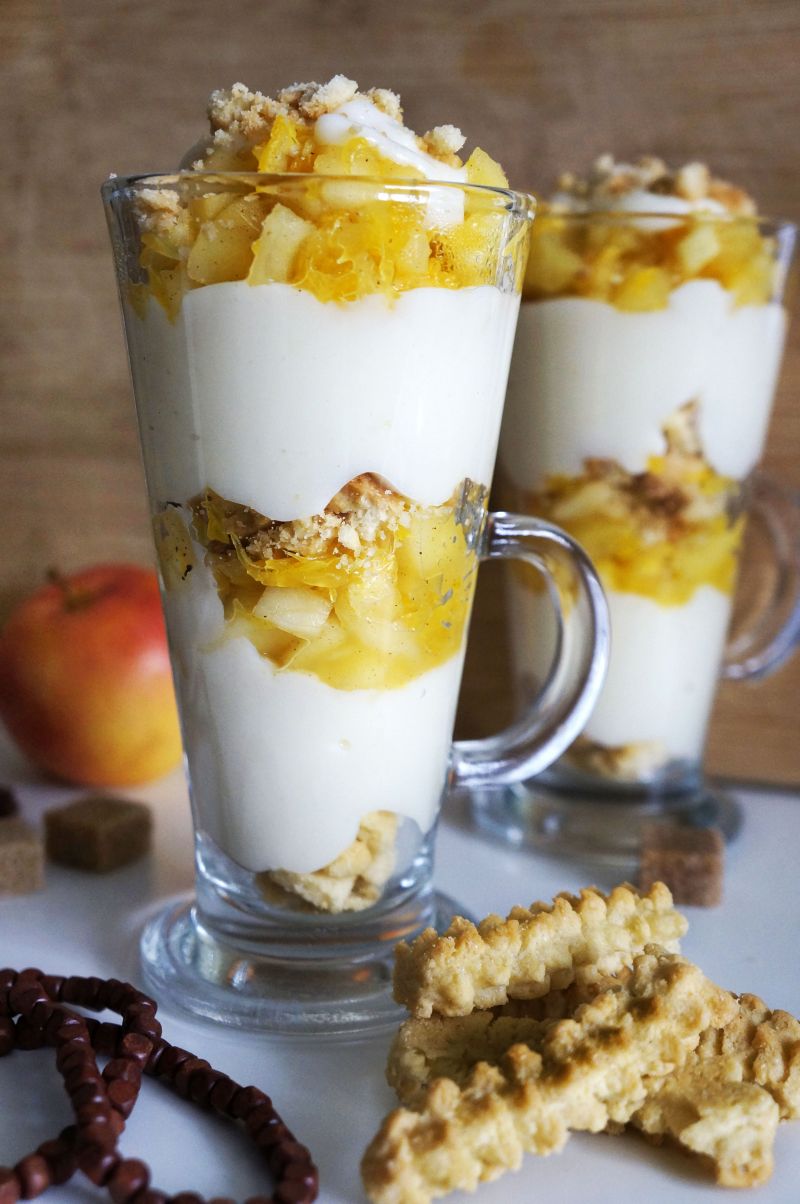 Warstwowy deser z budyniem i jabłkami Warstwowy deser z budyniem i jabłkami