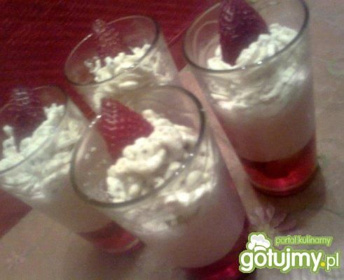 Warstwowy deser z truskawkami