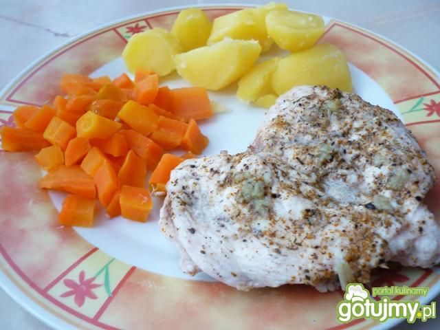 Warzywa i filet z kurczaka z parowaru