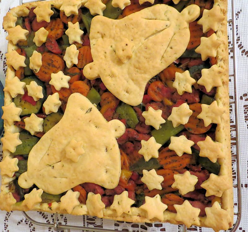 Warzywa i kiełbasa zapiekane z cieście