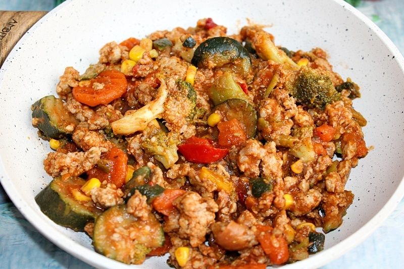 Warzywa na patelnię z mięsem mielonym