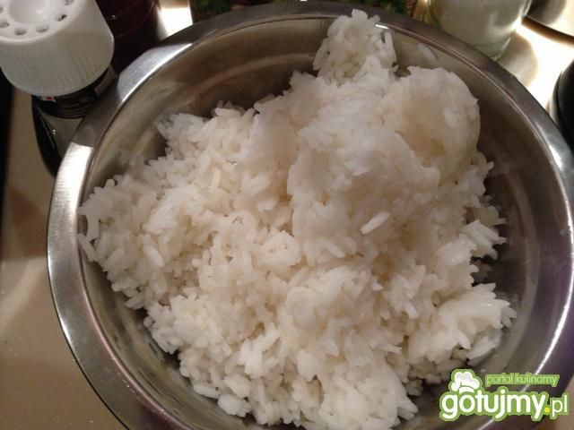 Warzywa smażone z ryżem po azjatycku. 