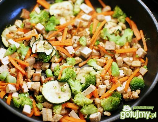 Warzywa stir-fry z tofu z nutą imbiru  Warzywa stir-fry z tofu z nutą imbiru