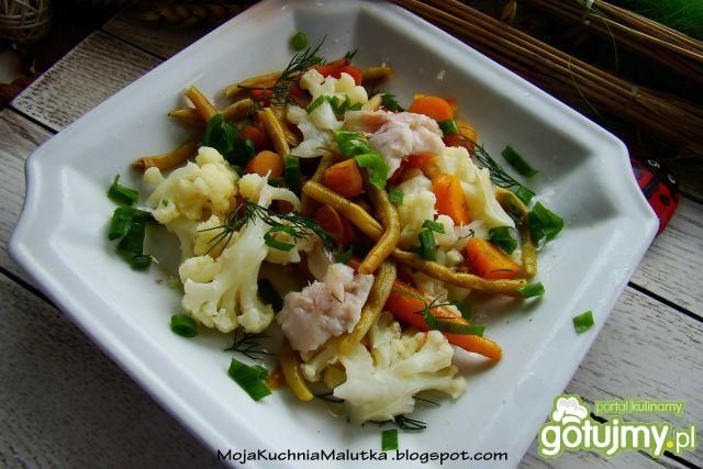 Warzywa z gotowaną rybą 