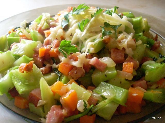 Warzywa z kiełbasą i serem