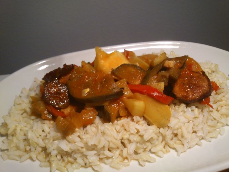 Warzywa z kiełbasą na ryżu  Warzywa z kiełbasą na ryżu