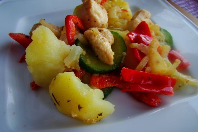 Warzywa z kurczakiem z patelni