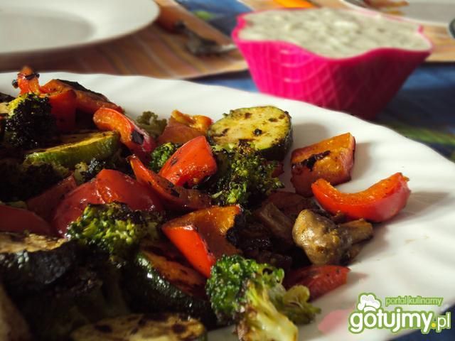 Warzywa z patelni grillowej z sosem 